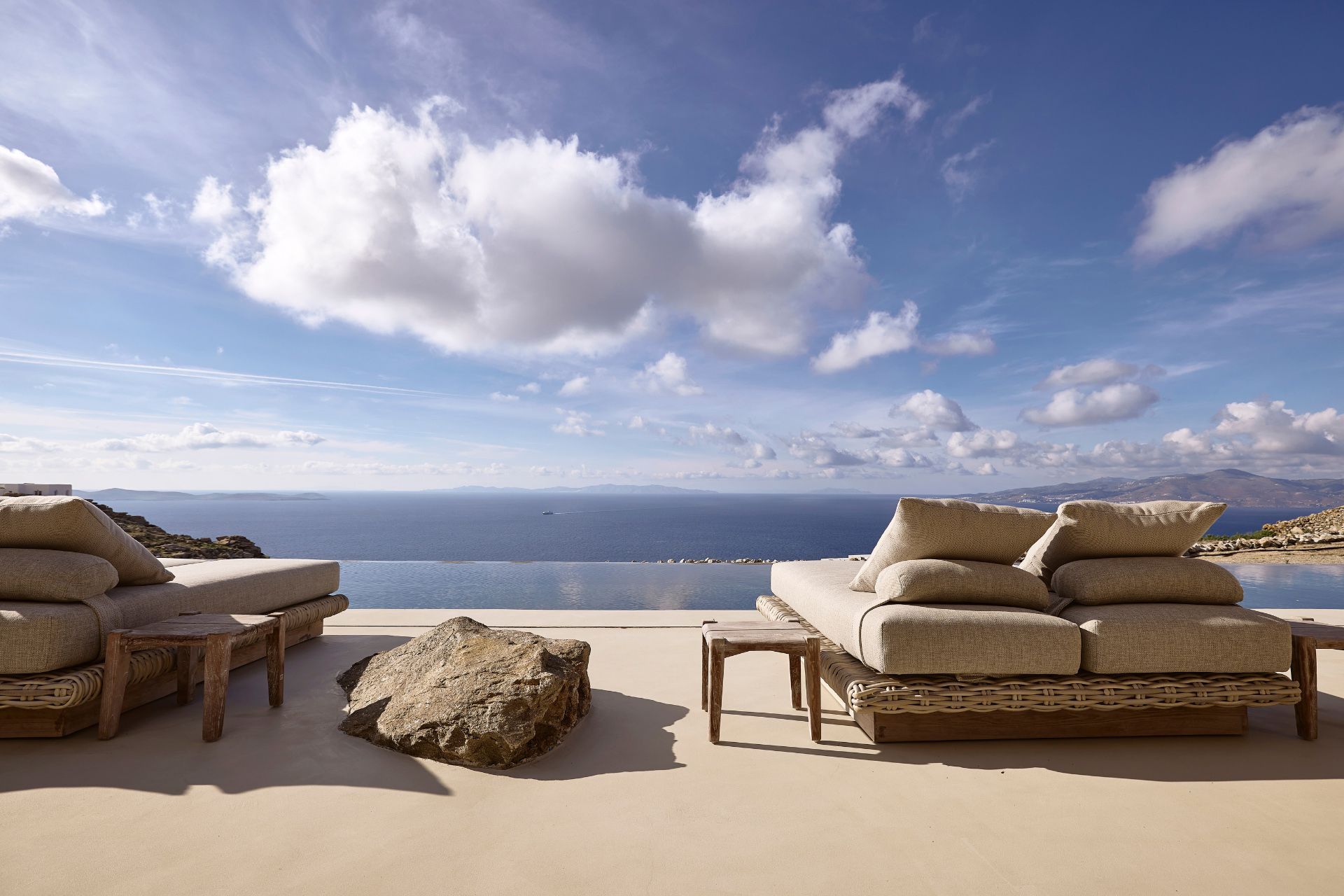 3 luxury villas for your romantic getaway in the Cyclades