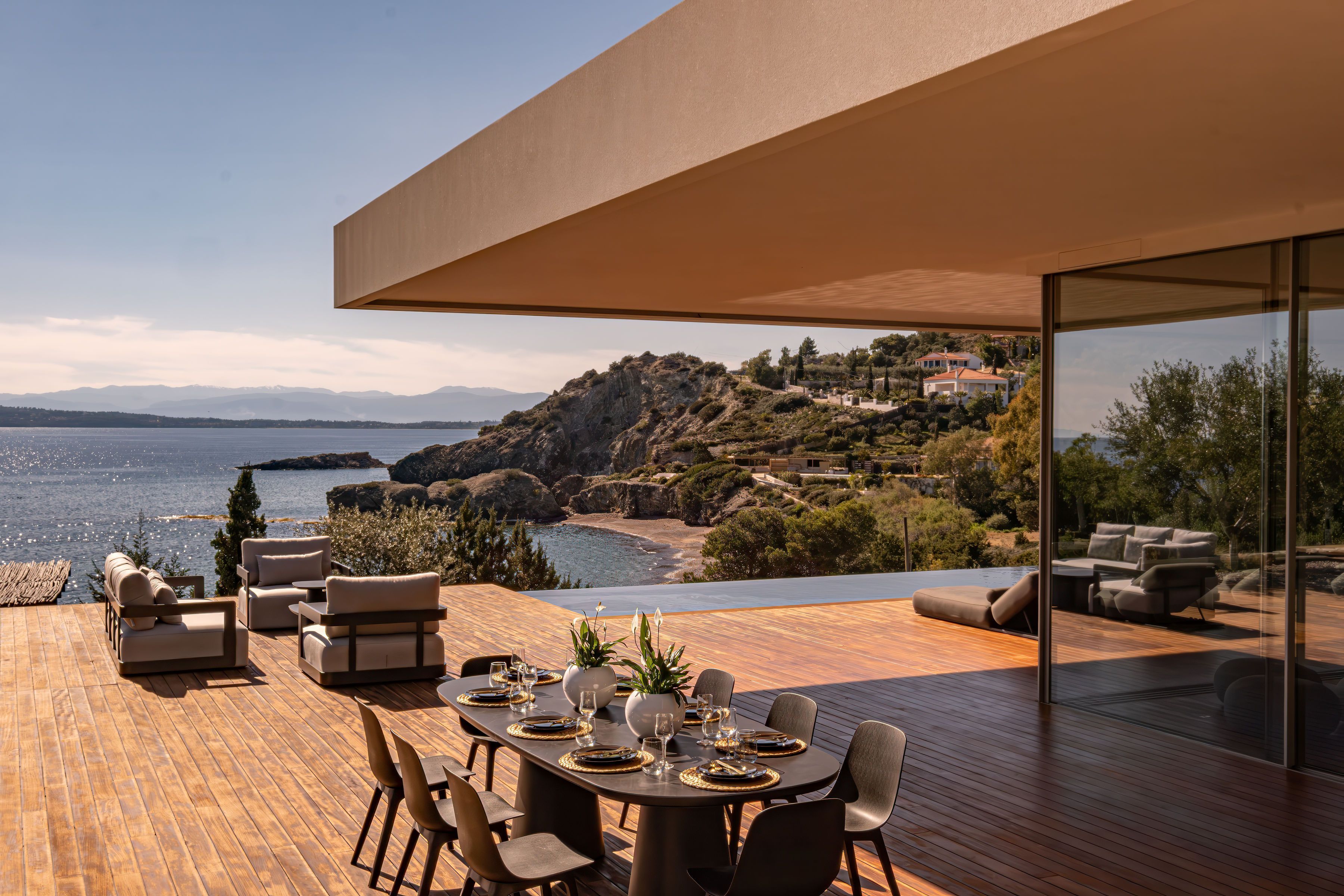 Post thumbnail of Blue Itinerary: This Week, the Villa Is the Destination